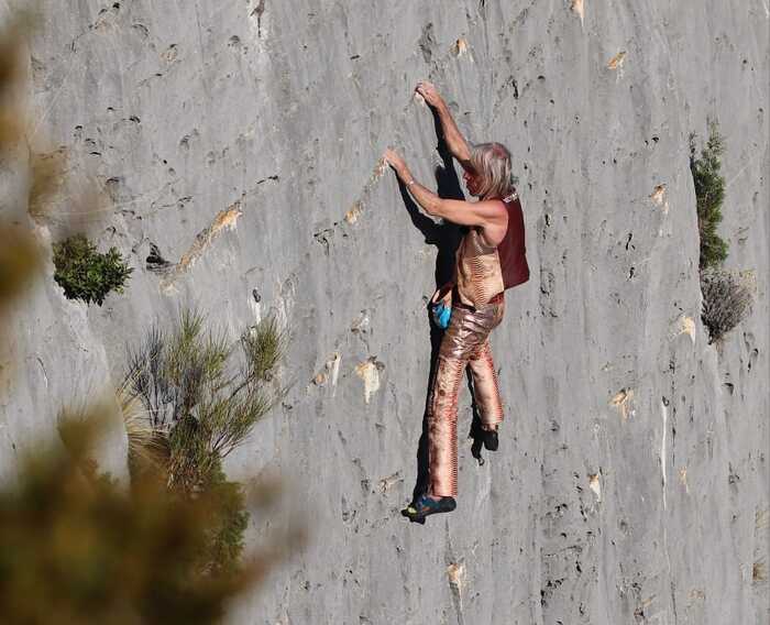 Alain Robert climbing