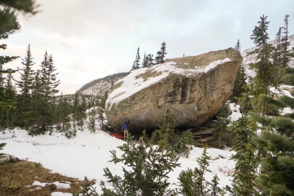 Picture of boulder Box Therapy V16 in the snow